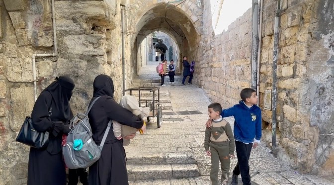 Here Children Dont Play Together (Mohsen Makhmalbaf) Irán